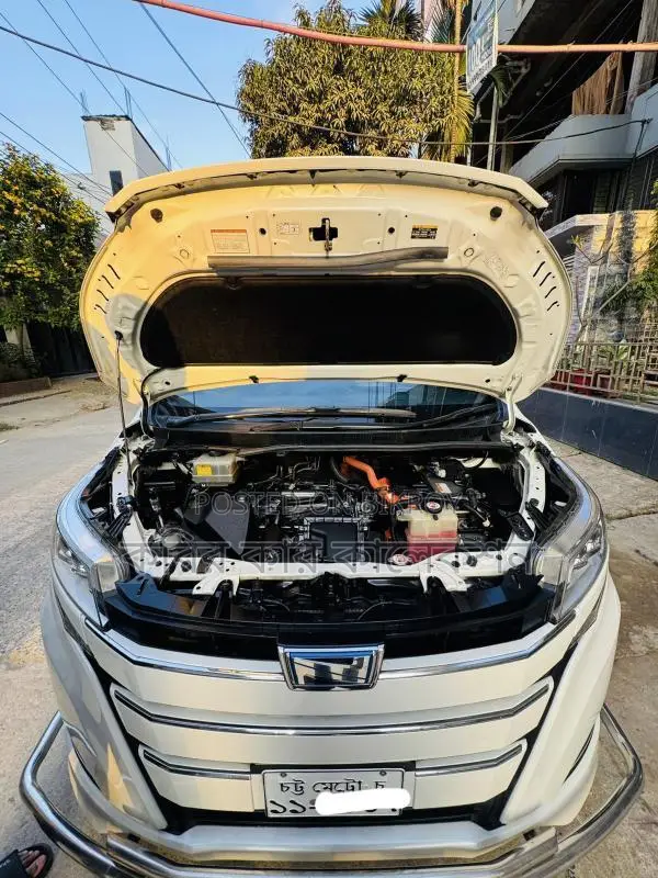 Toyota Noah hybrid 2017