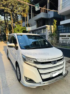 Toyota Noah hybrid 2017