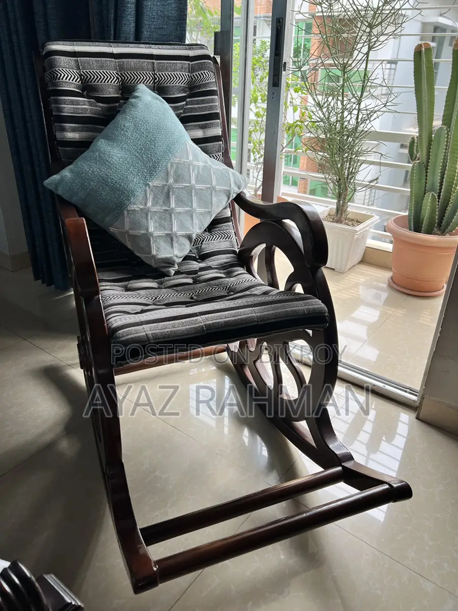 ভালো কন্ডিশনের রকিং চেয়ার বিক্রয় হবে