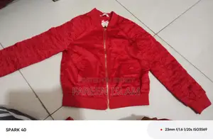 লাল জ্যাকেট 🧥