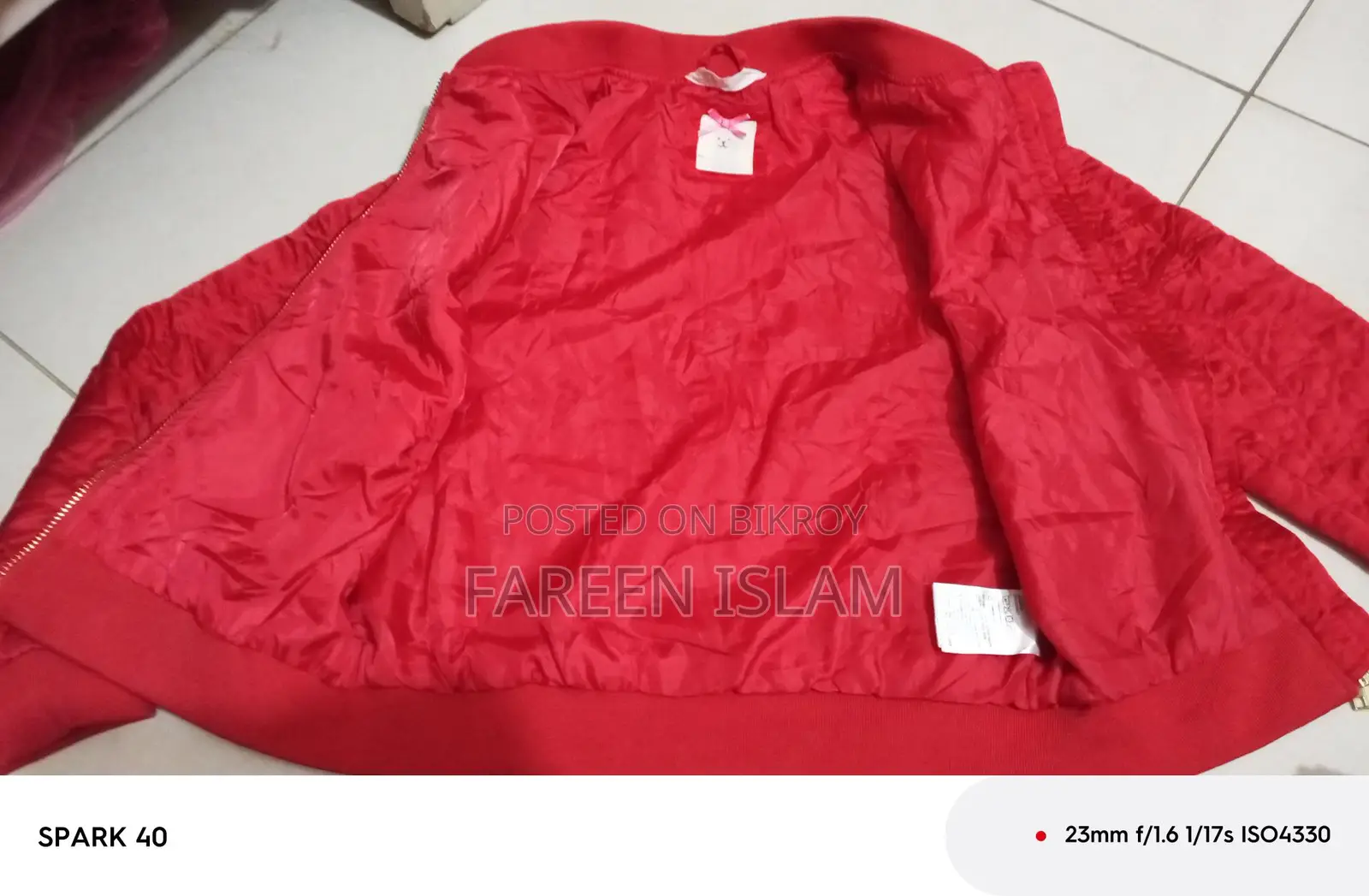 লাল জ্যাকেট 🧥