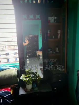মালেশিয়ান উড এর একটি ড্রেসিং টেবিল