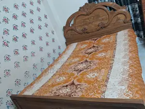 এই খাটটি বিক্রি করব
