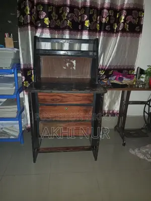 পড়ার টেবিল