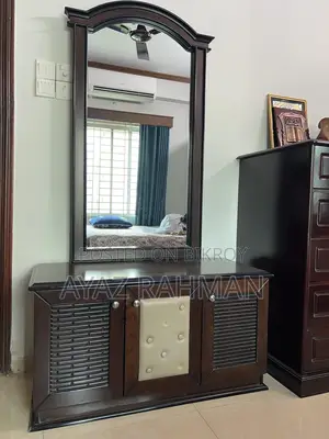 চমৎকার কন্ডিশনের ড্রেসিং টেবিল