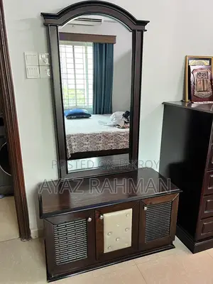 চমৎকার কন্ডিশনের ড্রেসিং টেবিল