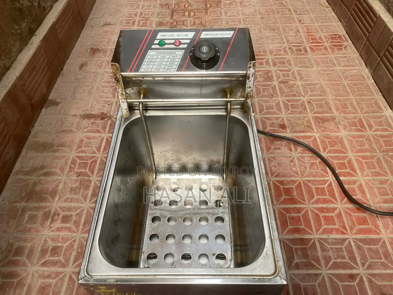 Deep fryer used for less than 1 month. Selling because I need money.