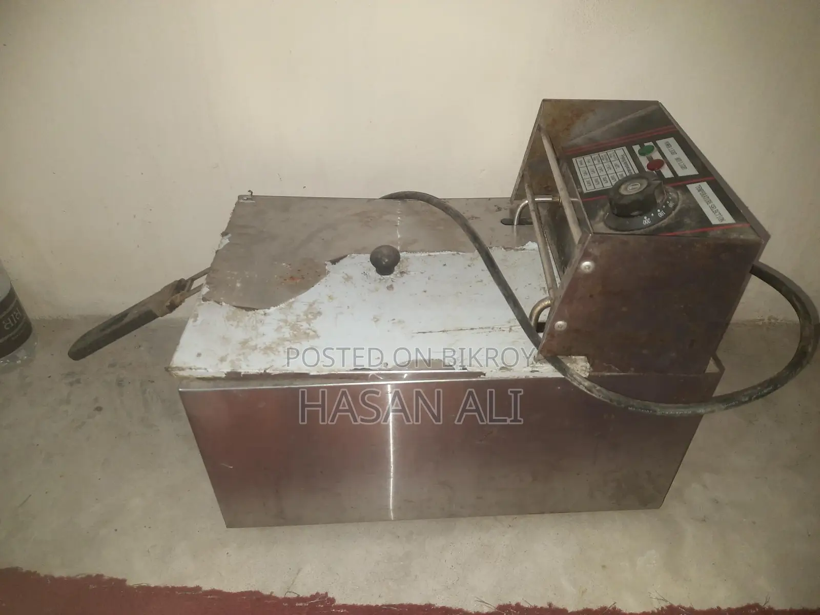 Deep fryer used for less than 1 month. Selling because I need money.