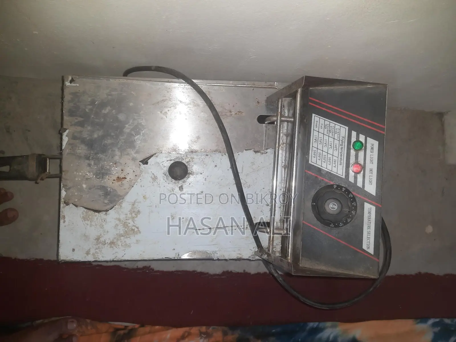 Deep fryer used for less than 1 month. Selling because I need money.
