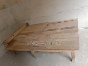 একটি চৌকি বিক্রি করা হবে