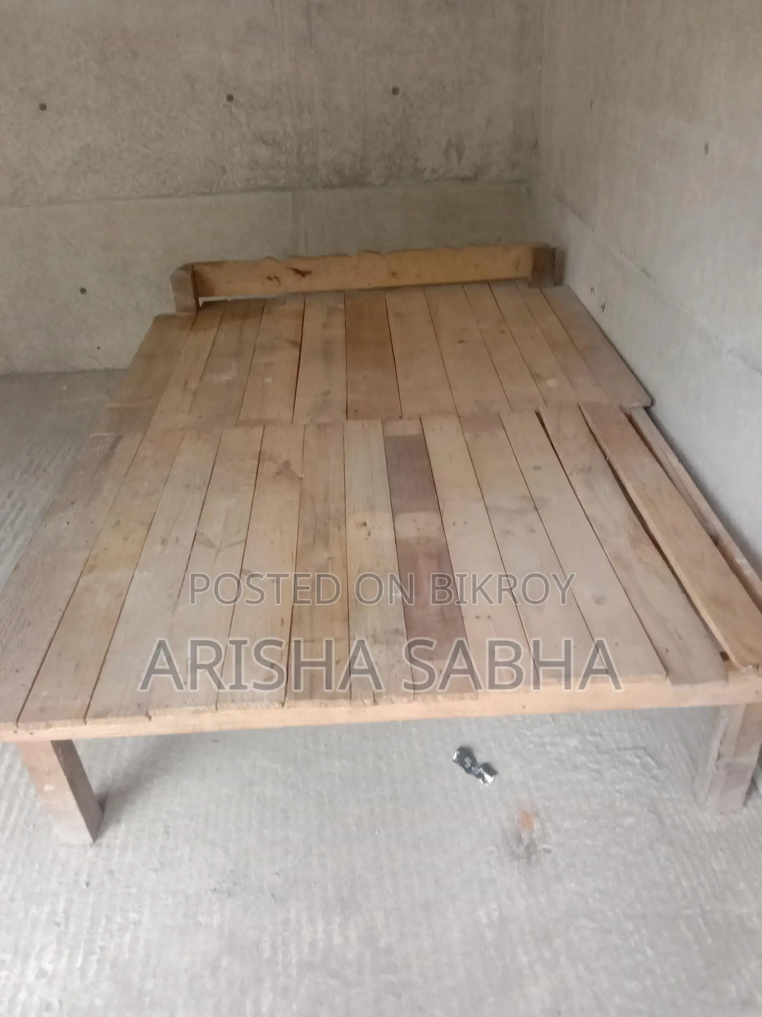 একটি চৌকি বিক্রি করা হবে