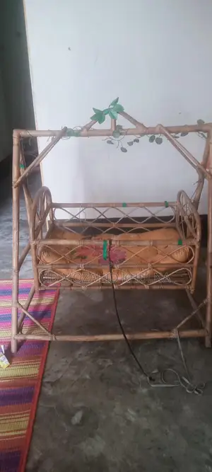 একটি বেতের দোলনা বিক্রয় করা হবে