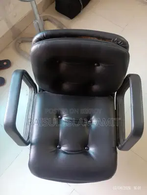 প্রিমিয়ার মানের অফিস চেয়ার যা পড়াশুনা এবং অফিসের কাজের জন্য উপযোগী
