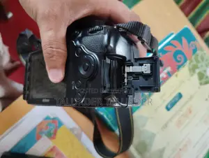 Nikon D 3200 পানির দামে বিক্রি হবে।