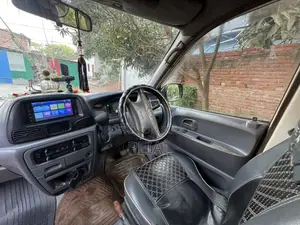 Toyota Noah 2005