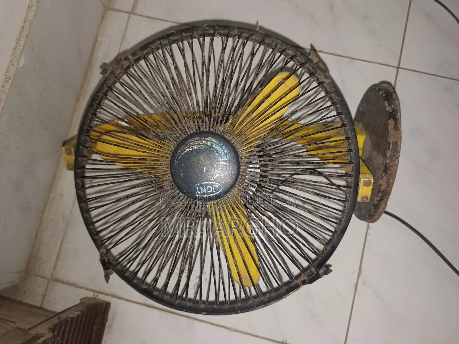 সিলিং ফ্যান সাথে একটি জনি ঝড়