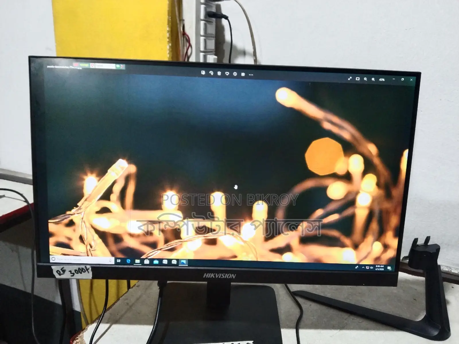 Borderless 22-inch IPS Monitor with minor scratch