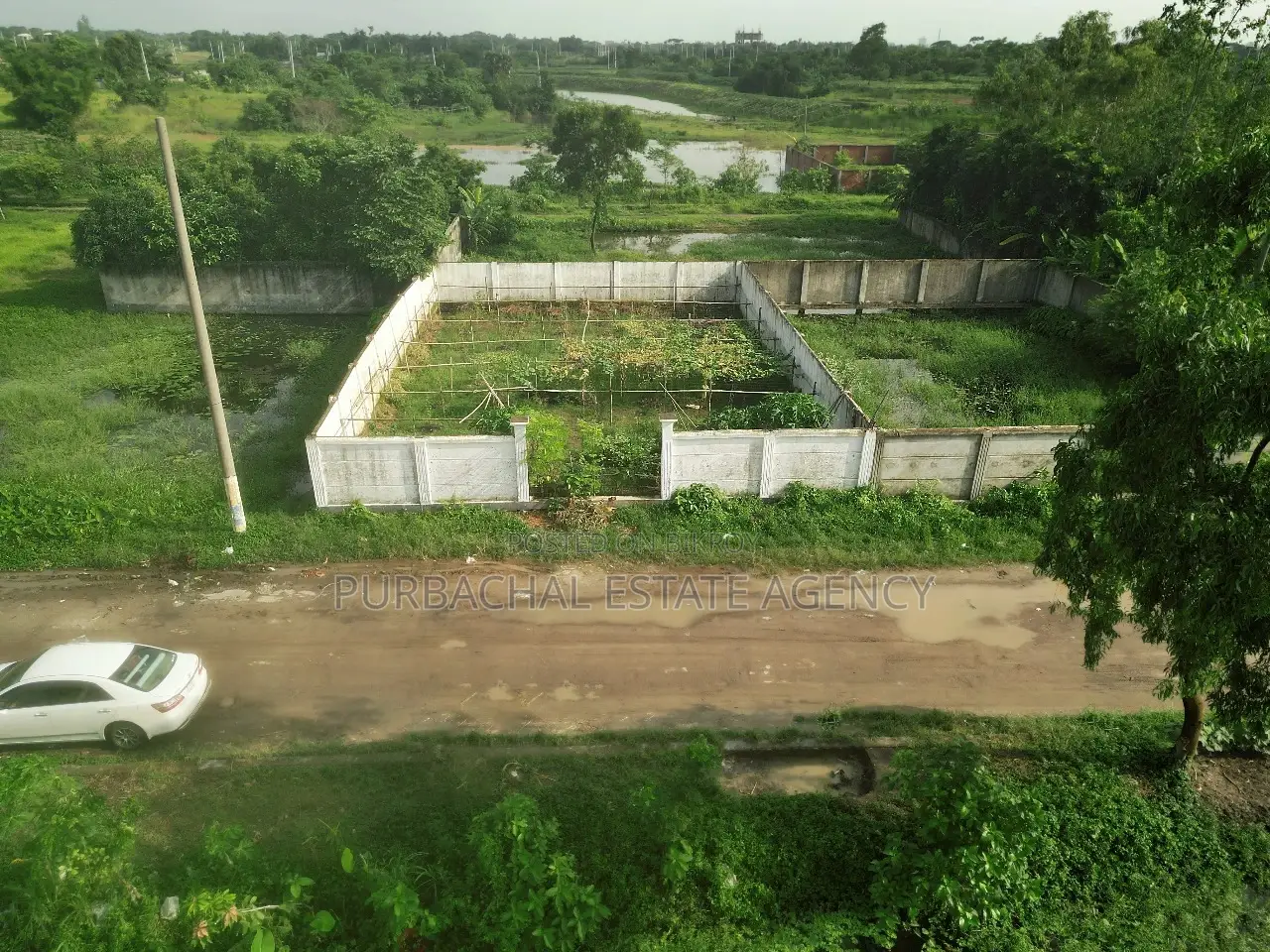 প্লে-লটের কাছে, সেক্টর ৮-এ ৫ কাঠার প্লট