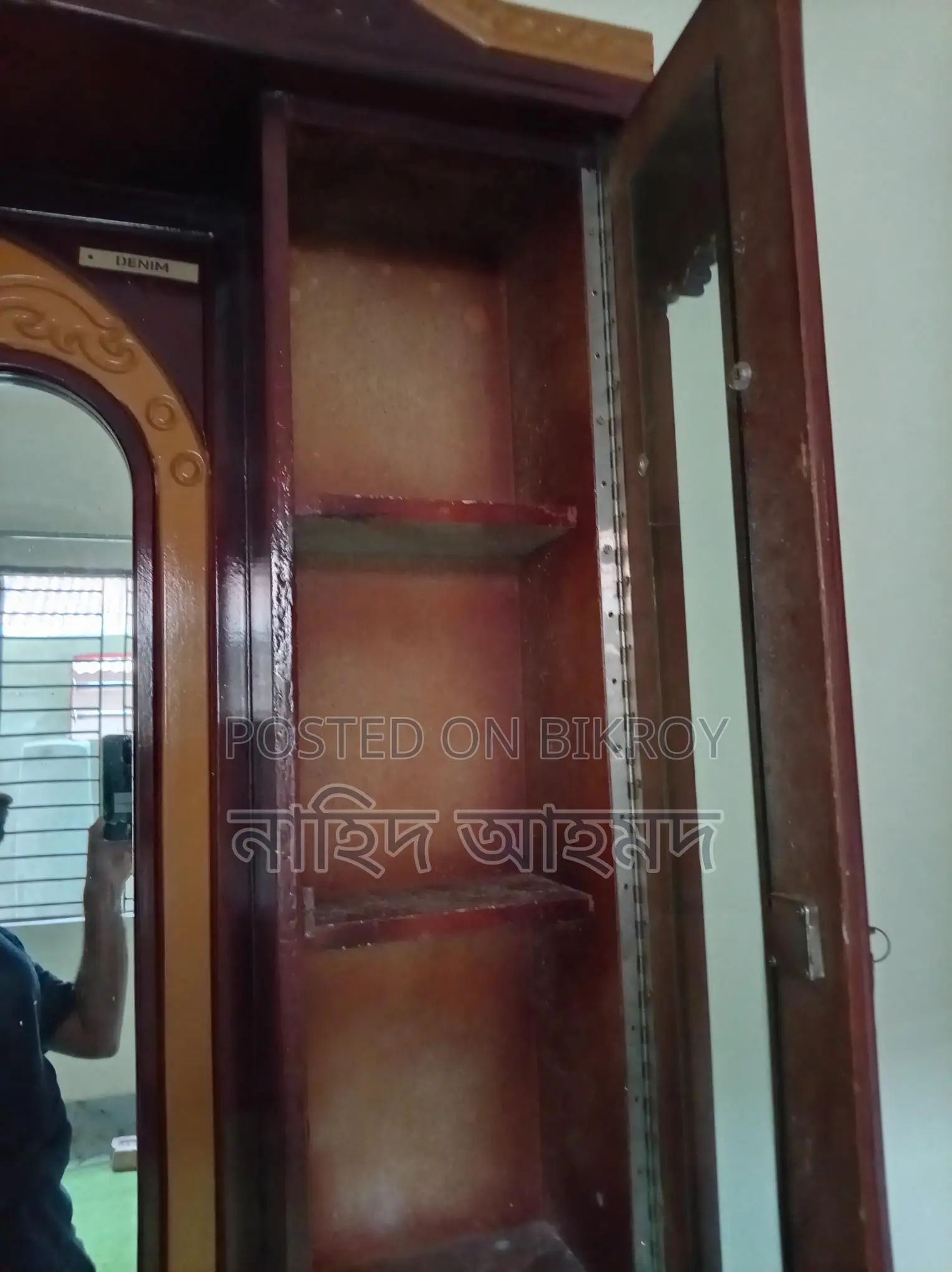 ড্রেসিং টেবিল।