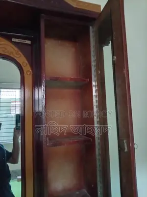 ড্রেসিং টেবিল।