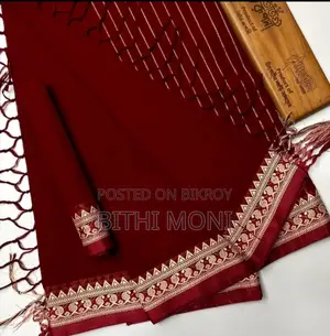 লাল এবং নীল সুতির শাড়ি