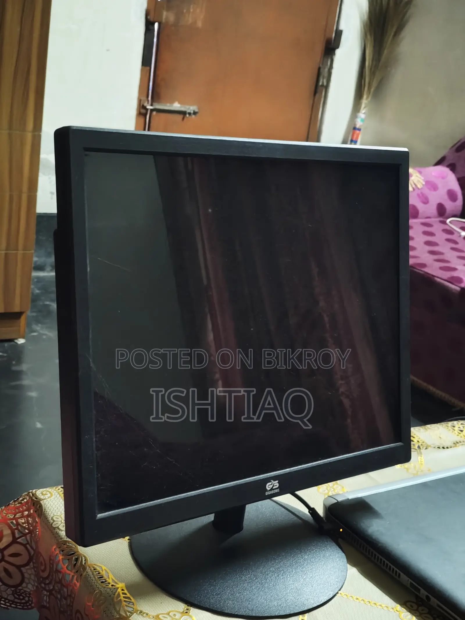 Gigasonic LED 17-inch monitor