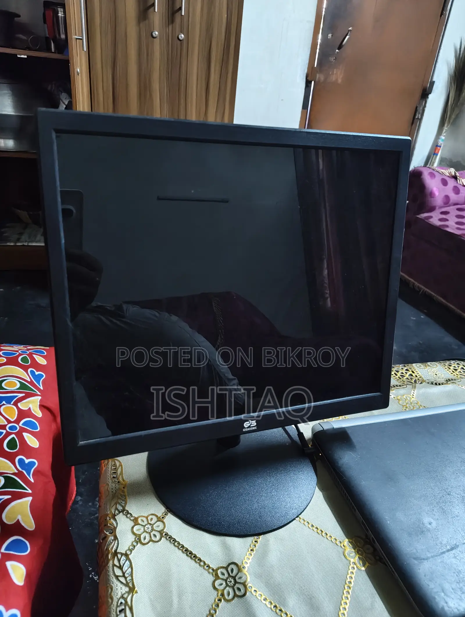 Gigasonic LED 17-inch monitor