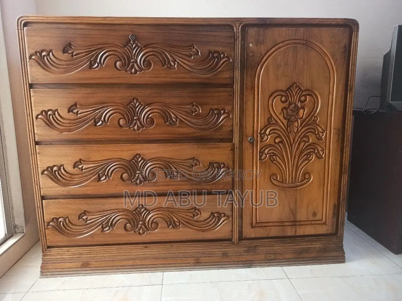 একটি কাঠের ওয়ারড্রব বিক্রি হবে