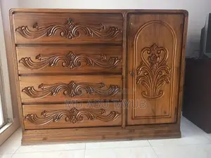 একটি কাঠের ওয়ারড্রব বিক্রি হবে