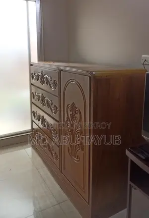 একটি কাঠের ওয়ারড্রব বিক্রি হবে