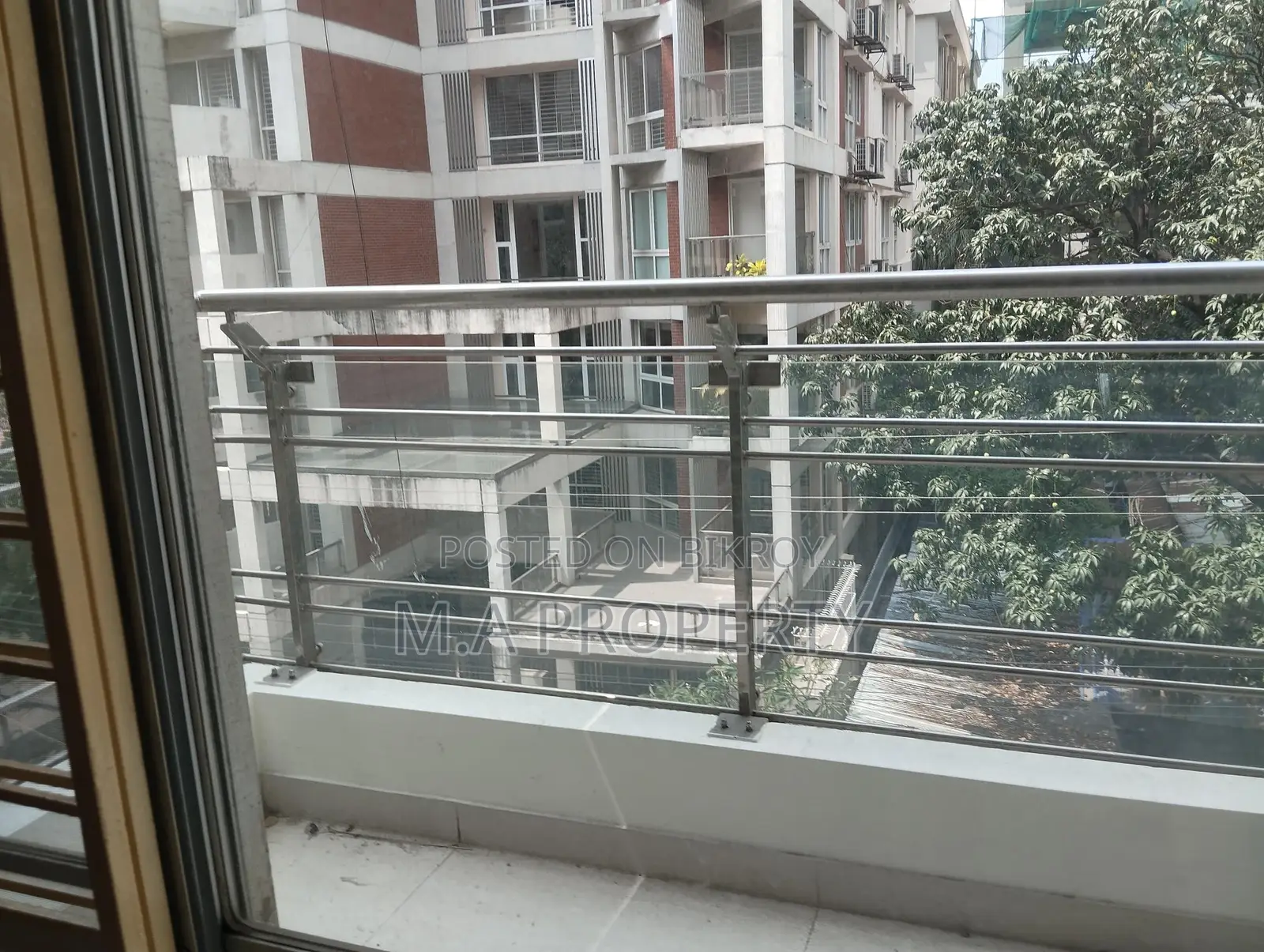বারিধারা ডিপ্লোম্যাটিক এলাকায় ৪ বেডের সেমি-ফার্নিশড ফ্ল্যাট ভাড়া