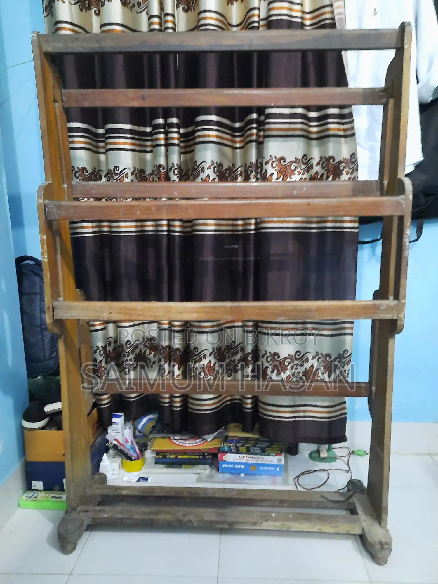 কাঁঠাল কাঠের একটি ব্যবহৃত আলনা বিক্রি হবে