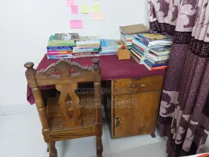 বড় সাইজের কাঠের পড়ার টেবিল।
