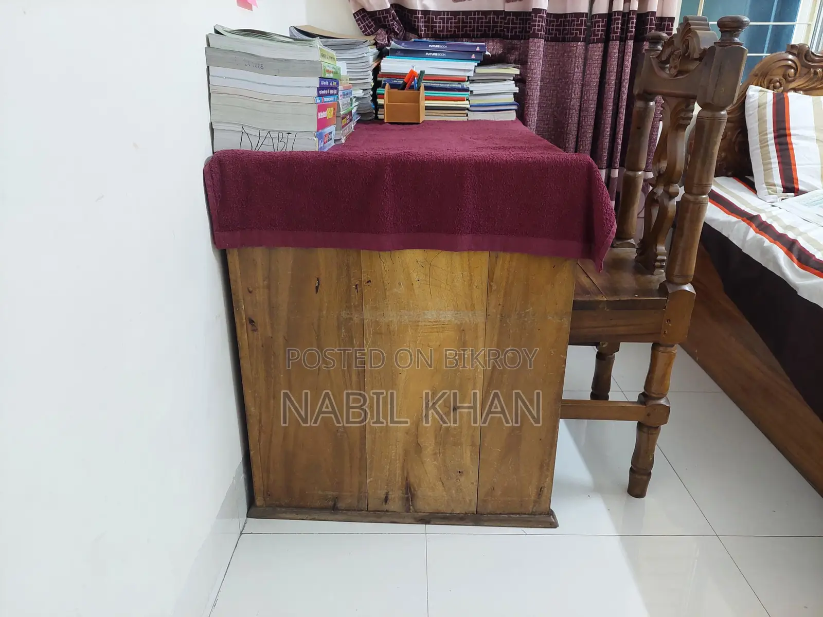 বড় সাইজের কাঠের পড়ার টেবিল।