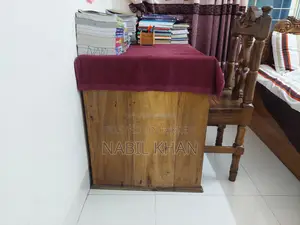 বড় সাইজের কাঠের পড়ার টেবিল।