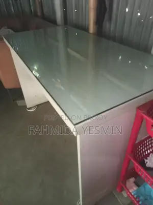 পড়ার টেবিল গ্লাস সেট করা