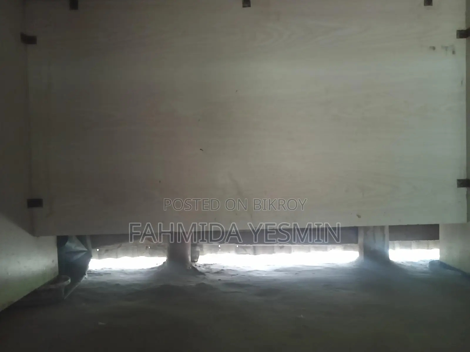 পড়ার টেবিল গ্লাস সেট করা