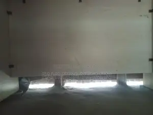 পড়ার টেবিল গ্লাস সেট করা