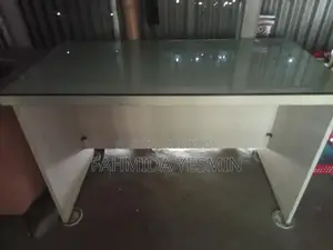 পড়ার টেবিল গ্লাস সেট করা