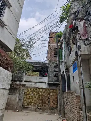 গোড়ান পাকা জামে মসজিদের পাশে ৫ কাঠা জমির উপর পুরাতন বাড়ি বিক্রি হবে