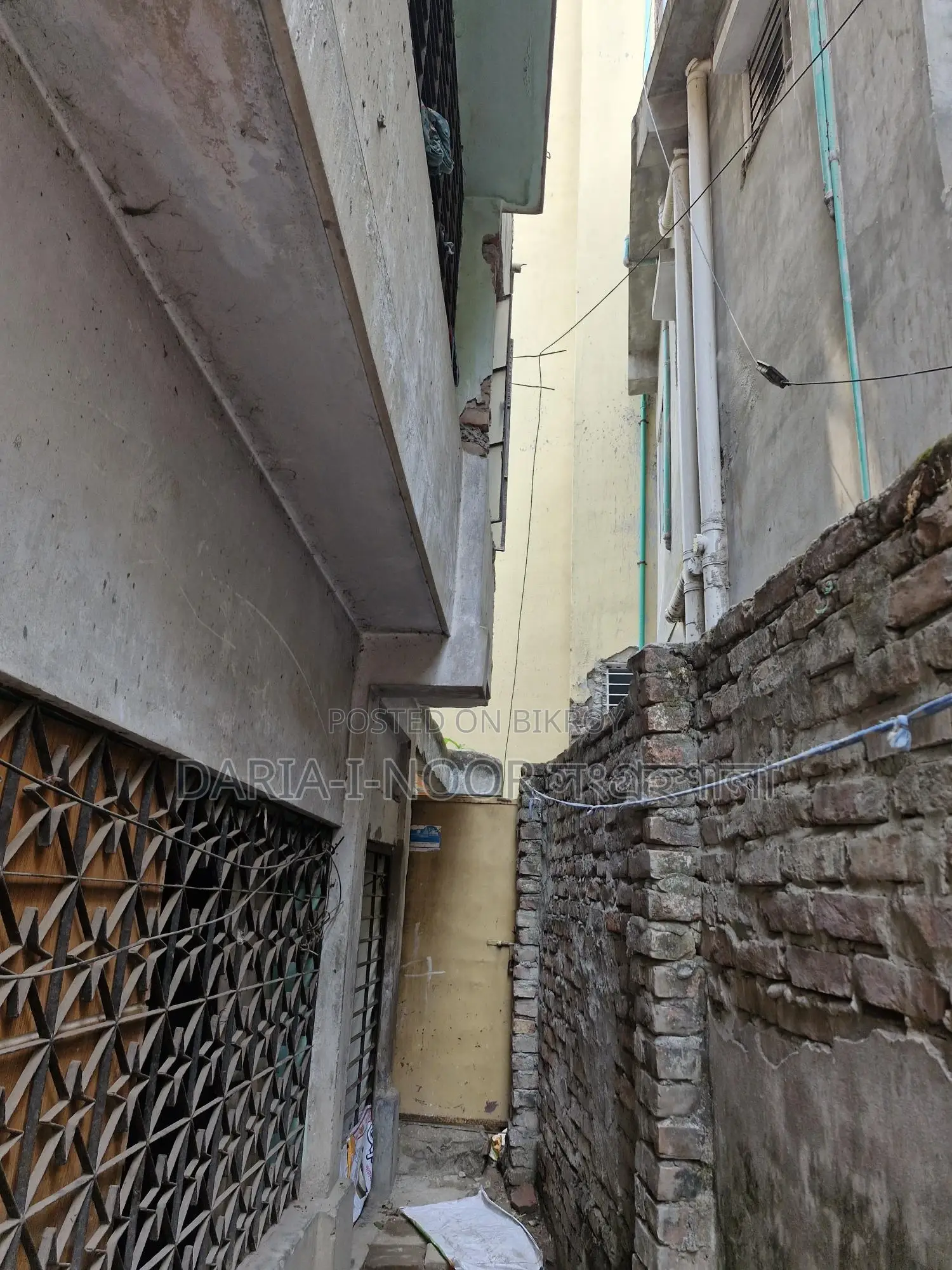 গোড়ান পাকা জামে মসজিদের পাশে ৫ কাঠা জমির উপর পুরাতন বাড়ি বিক্রি হবে