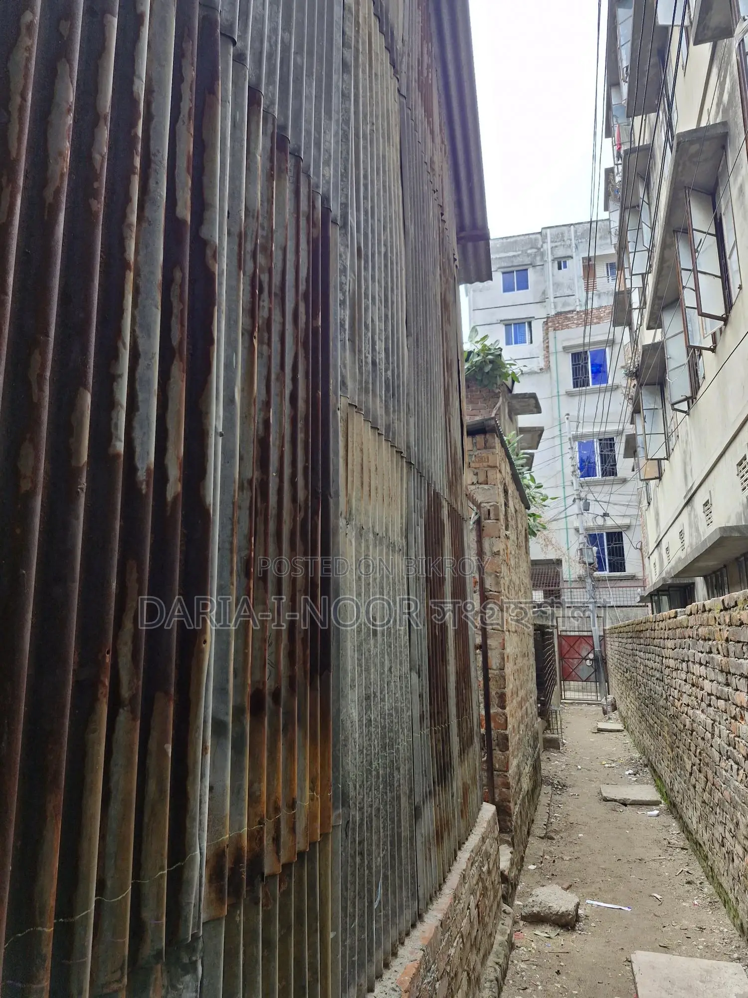 গোড়ান পাকা জামে মসজিদের পাশে ৫ কাঠা জমির উপর পুরাতন বাড়ি বিক্রি হবে