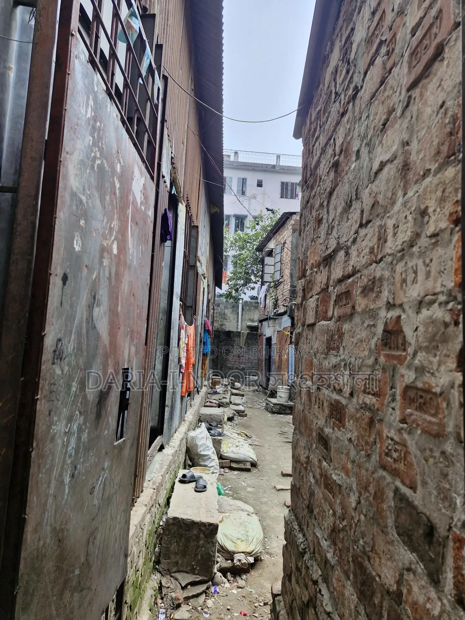 গোড়ান পাকা জামে মসজিদের পাশে ৫ কাঠা জমির উপর পুরাতন বাড়ি বিক্রি হবে