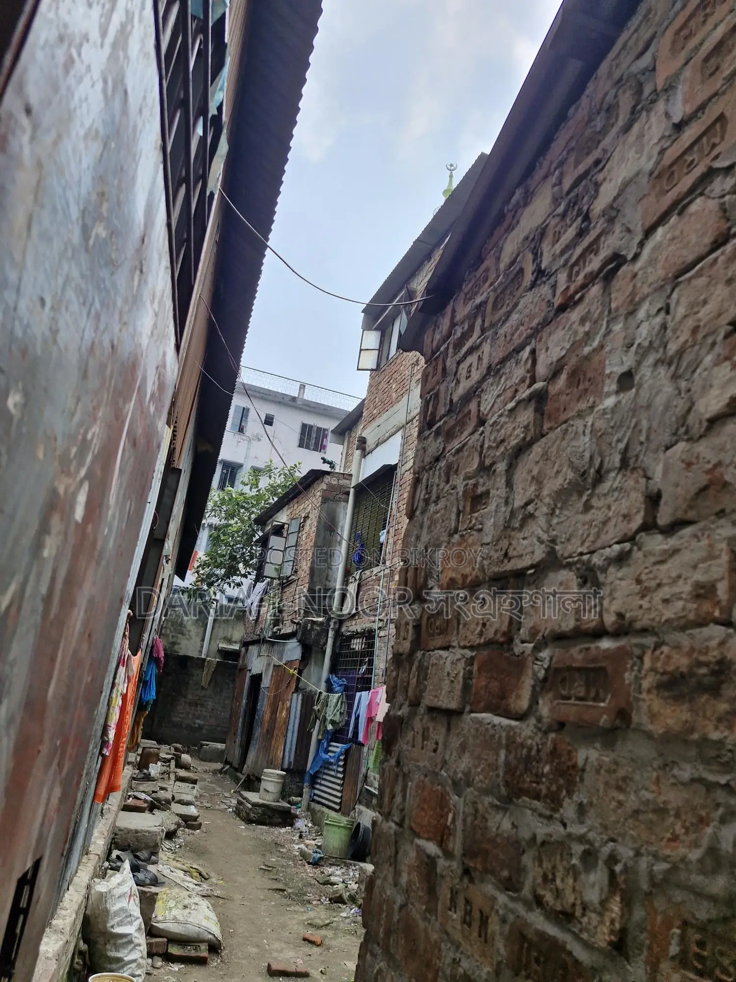 গোড়ান পাকা জামে মসজিদের পাশে ৫ কাঠা জমির উপর পুরাতন বাড়ি বিক্রি হবে