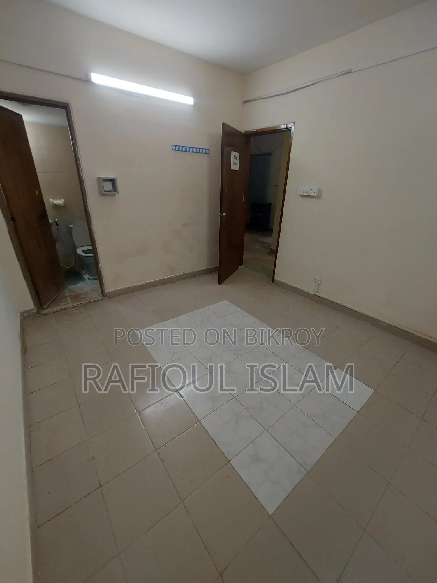 Room for rent in flat for bachelors