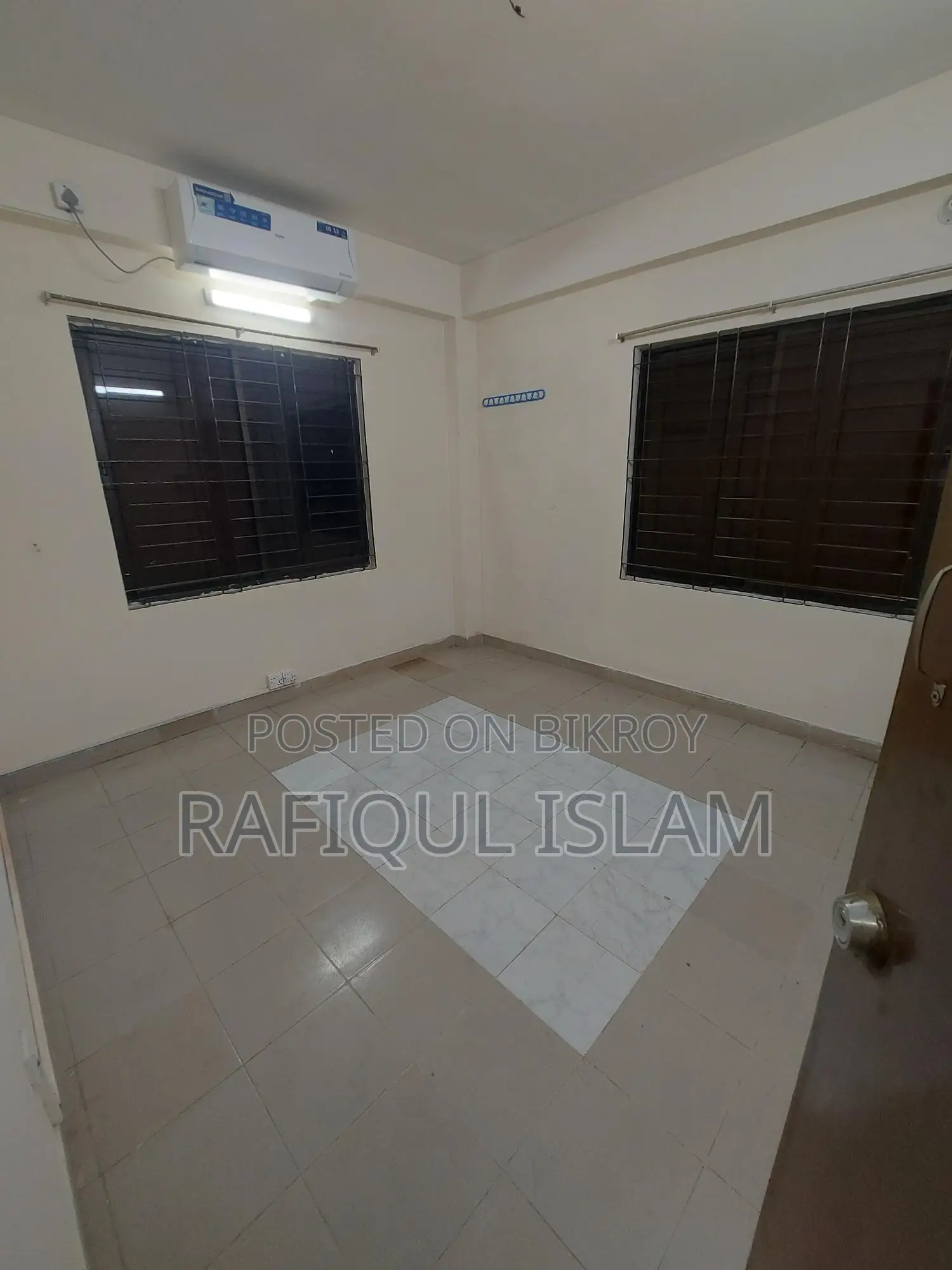 Room for rent in flat for bachelors