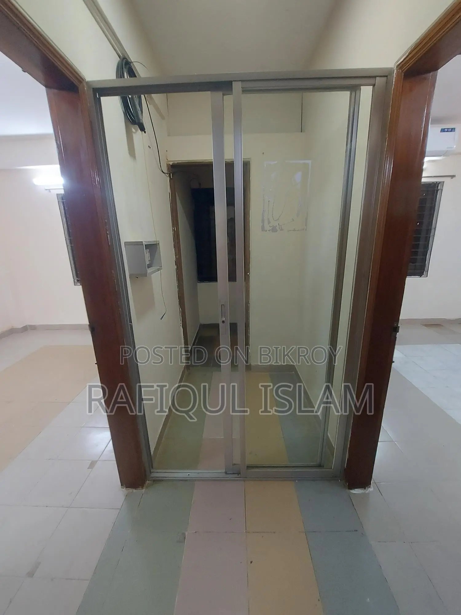 Room for rent in flat for bachelors
