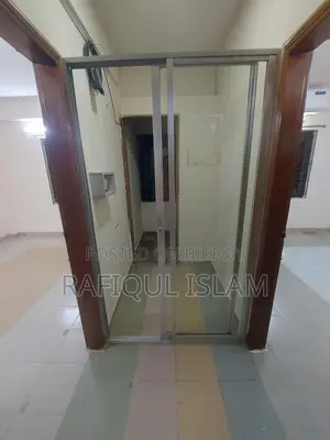 Room for rent in flat for bachelors