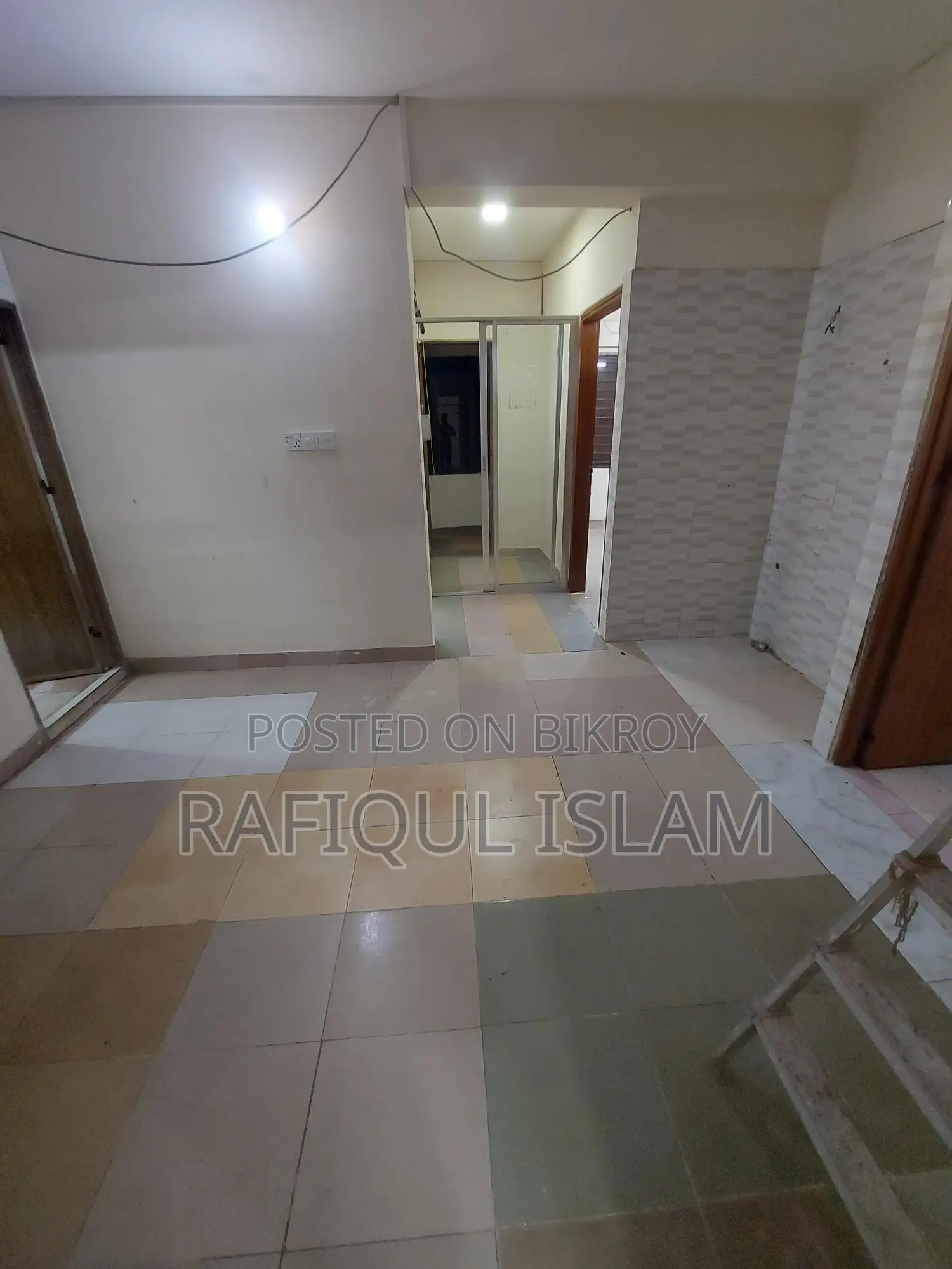 Room for rent in flat for bachelors