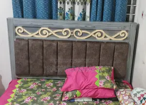 একটি আলমারি এবং বিছানা